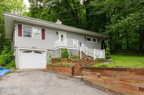 15 Forest Dr, Hyde Park, NY 12538-3103
