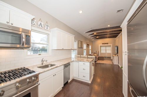 329 Park Ave, Babylon NY  11702-2024 exterior