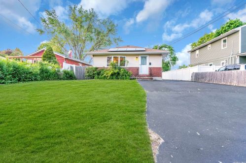 107 Bay Shore Rd, Bayshore, NY 11706-3617