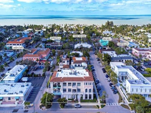 382 12th Ave, Naples, FL 34120-6310