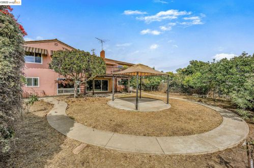 21561 Knoll Way, Hayward CA  94546-6860 exterior