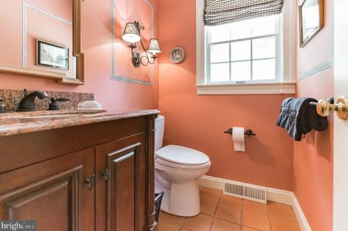 131 Knoxlyn Farm Dr, Kennett Sq PA  19348-2700 exterior