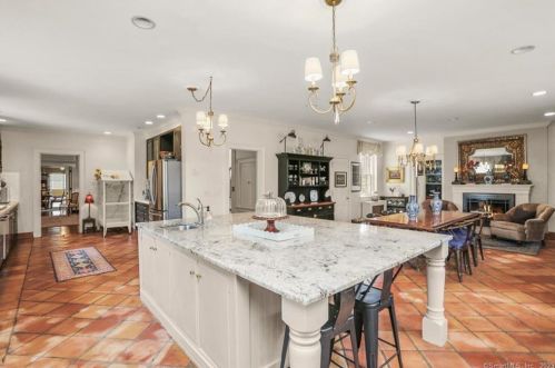 124 Old Battery Rd, Bridgeport CT  06605-3616 exterior