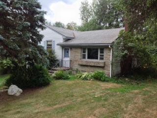 8 Kelly Pl, Fishkill, NY 12524-2824