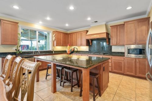 1050 Straightaway Ct, Oceanside CA  92057-1949 exterior