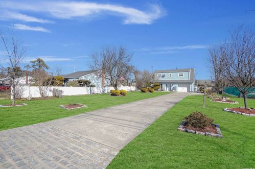 1513 Gardiner Dr, Bayshore, NY 11706-1404