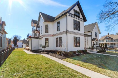930 Geneva St, Lake Geneva, WI 53147-1803