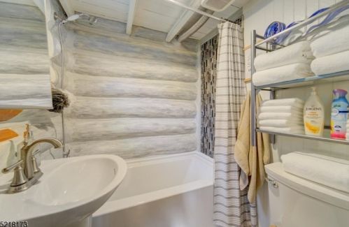 9 Woodside Dr, West Milford Lakes NJ  07480-4246 exterior