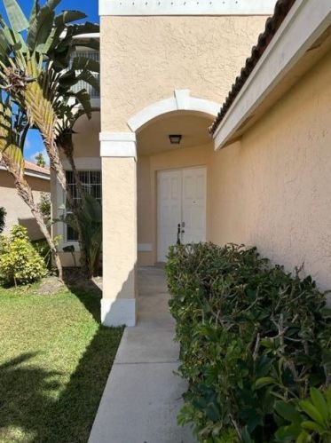 17647 32nd St, Hollywood, FL 33029-5611