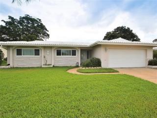 10285 Imperial Point Dr, Largo, FL 33774-5018