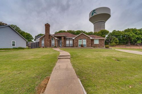 426 Gail Dr, Kennedale, TX