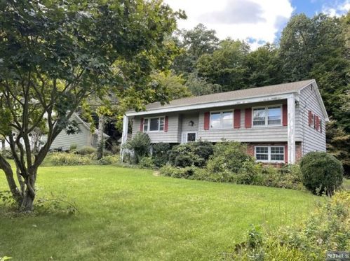 292 High Crest Dr, West Milford Lakes, NJ 07480-3710