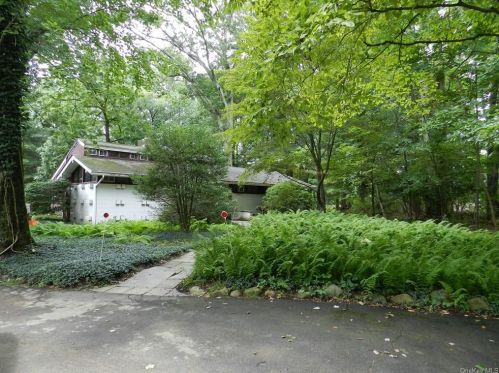 1 Neill Ln, West Nyack, NY 10994-2405