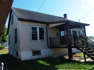 32 Howard Ave, Coaldale, PA 18218-1517