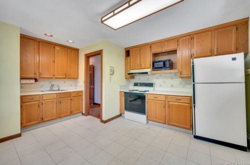 61 Cow Path Dr, Stamford CT  06902-1016 exterior