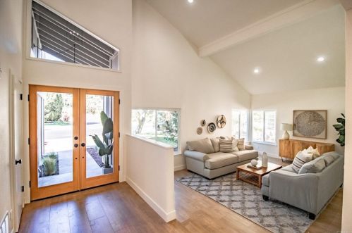 1527 Linda Sue Ln, Encinitas CA  92024-2424 exterior