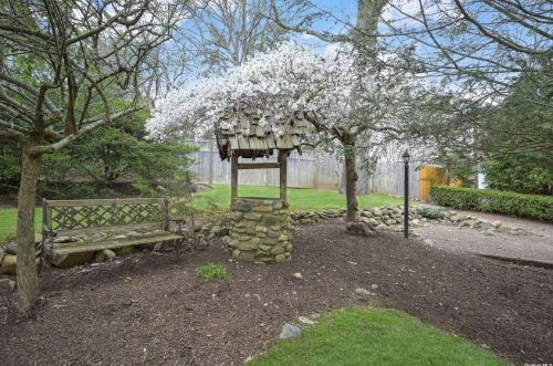 35 Rogues Path, Huntington Station NY exterior