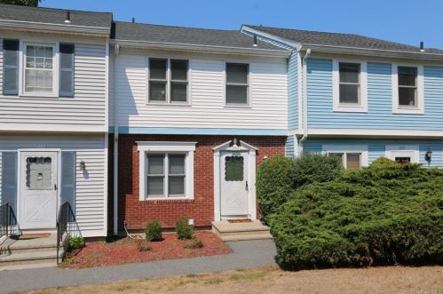 202 Williamsburg Dr, Mahopac, NY 10541-2859