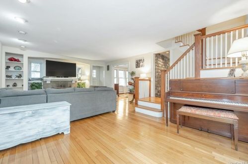 12 Brook Ln, Scarsdale, NY 10583-1406