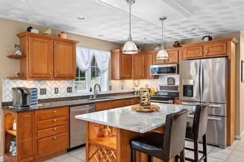 371 Fox Rd, Putnam CT  06260-2732 exterior