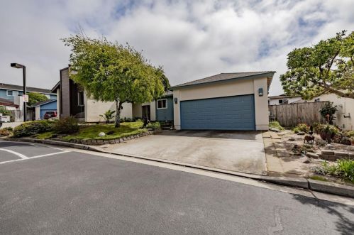 172 Linde Cir, Marina, CA 93933-2205