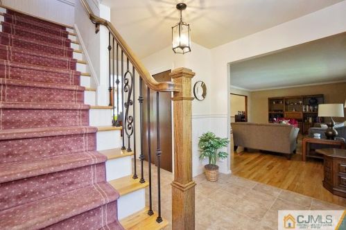 18 Hamilton Dr, East Brunswick NJ  08816-2709 exterior