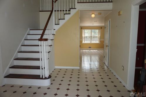 8 Montclair Ct, East Brunswick, NJ 08816-5830