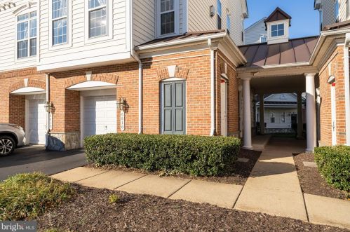 6810 Sabbarton Pl, Gainesville, VA 20155-6225