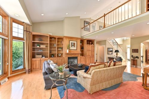 1954 Hidden Reserve Ct, Thiensville, WI 53092-5564