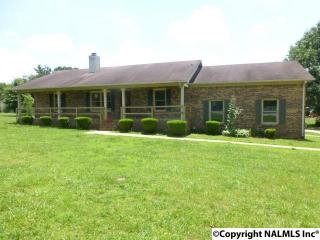 152 Dalton Dr, Huntsville, AL 35811-9400