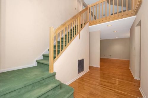 16 Greens Way, New Rochelle, NY 10805-1223