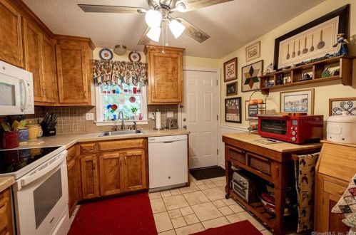 218 Deer Run Trl, Manchester, CT 06042-2495