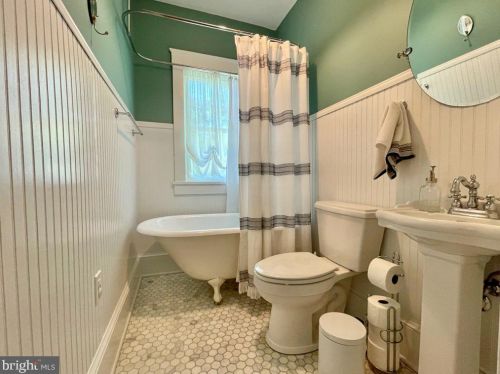 21 Loudoun St, Lovettsville VA  20180-8513 exterior