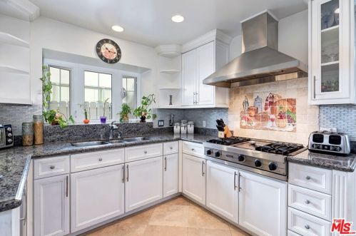 6954 Rubio Ave, Van Nuys, CA 91406-4620