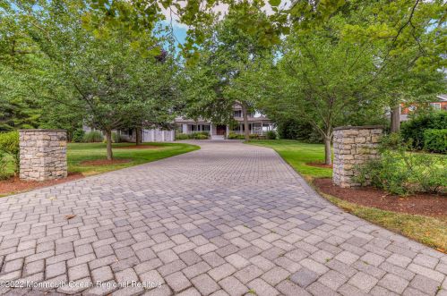 9 Paag Ln, Little Silver, NJ 07739-1740