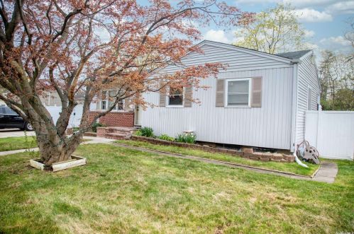 4 Vita Dr, Central Islip, NY 11722-1911