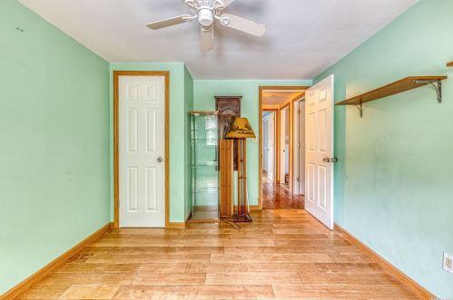 442 Deep Hole Rd, Baiting Hollow, NY 11933-1455