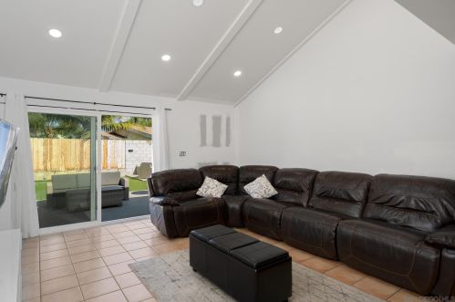 6342 Farley Dr, San Diego CA  92122-3025 exterior
