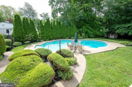 270 Fairhill Dr, Southampton, PA 18966-1365