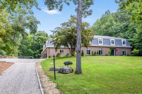 15 Common Rd, Bridgeport, CT 06612-1504