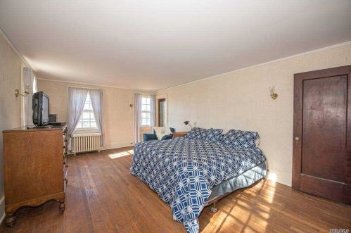 83 Thompson Ave, Babylon NY  11702-3404 exterior