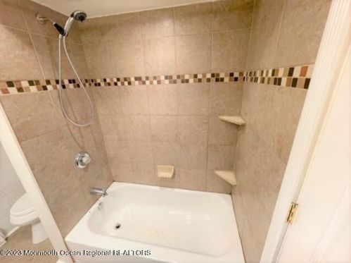 960 Midvale Ave, Bricktown NJ  08723-6118 exterior