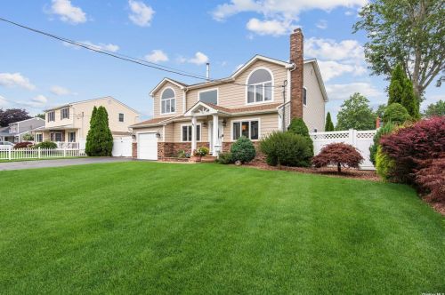 49 Roderick Rd, West Islip NY  11795-2632 exterior