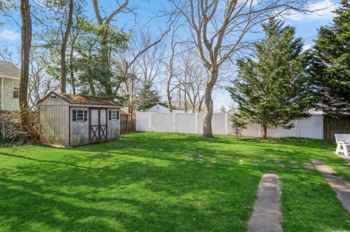 34 Berry Ln, South Setauket, NY 11720-2528