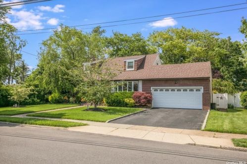 7 Parkview Cir, Bethpage, NY 11714-2309