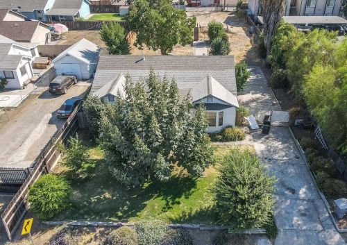 2950 Sierra St, Riverbank CA  95367-2230 exterior