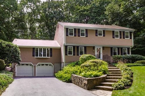 221 Beacon Dr, North Kingstown, RI 02852-4628