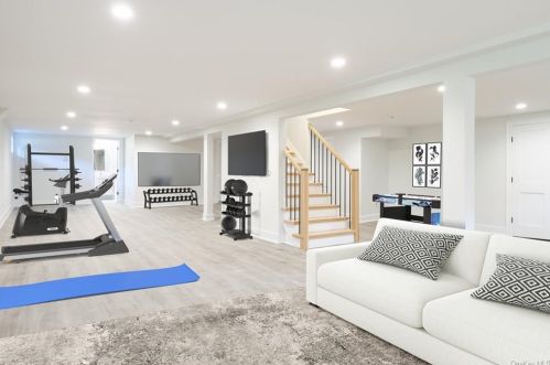 11 Manger Cir, New Rochelle NY  10803-2627 exterior