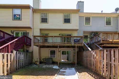 5012 Lambsgate Ln, Woodbridge VA  22193-4356 exterior