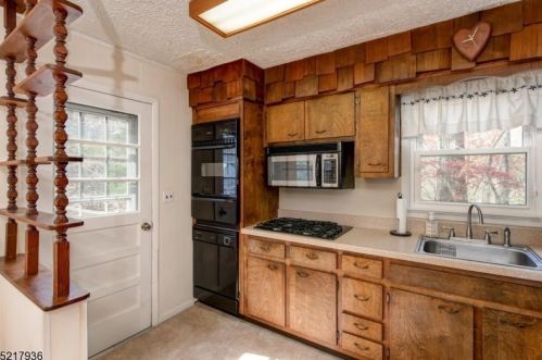 24 Serpentine Rd, Skyline Lakes NJ  07456-2521 exterior